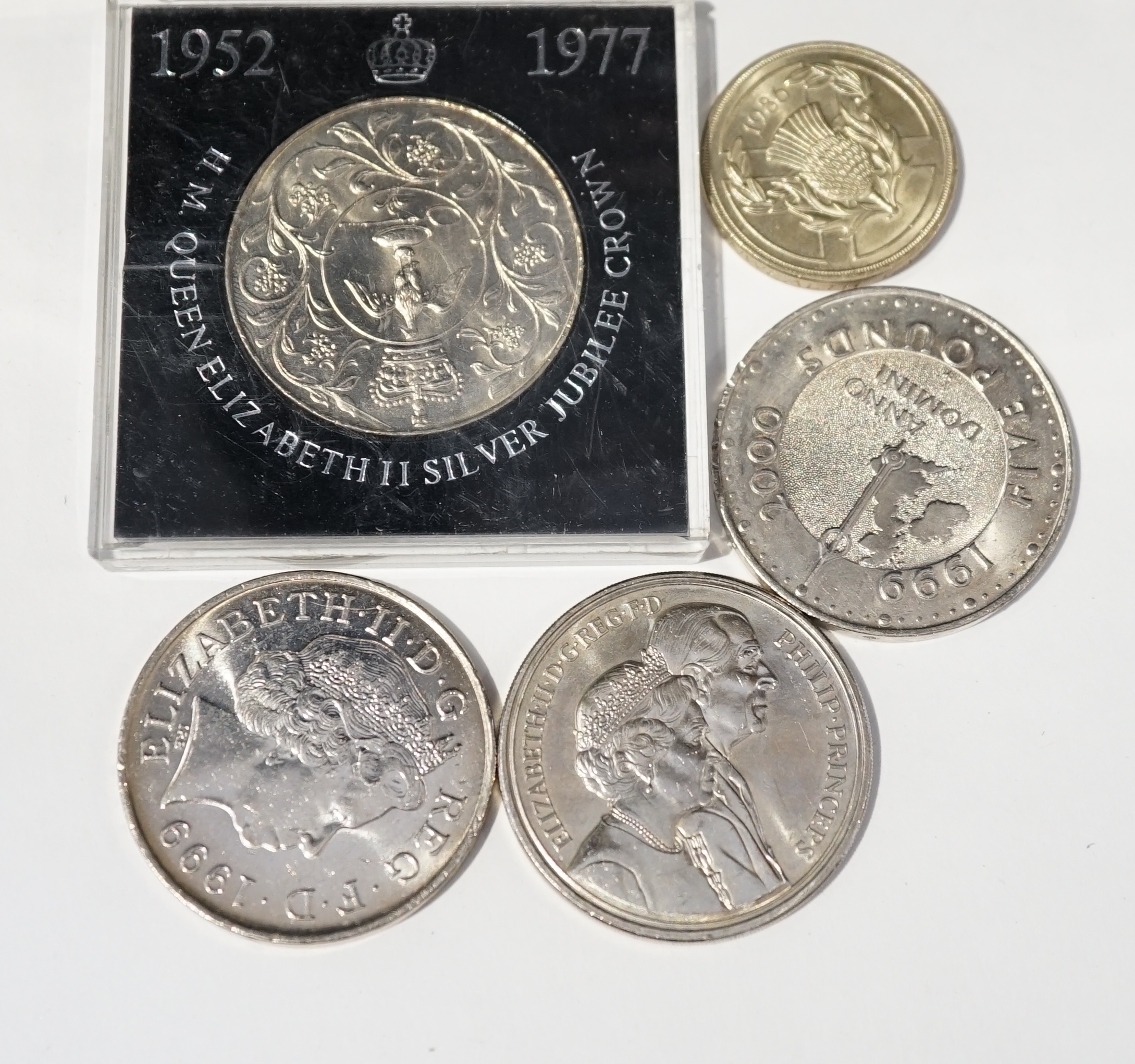 British coins, Elizabeth II, mostly loose cupronickel commemorative crowns and £5 coins together with £2 coins, including Churchill crowns, Millennium £5, EF/UNC etc.
